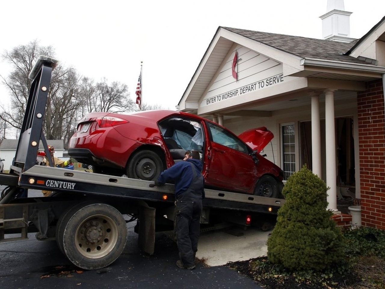 美國俄亥俄州私家車撞入教堂 6人受傷