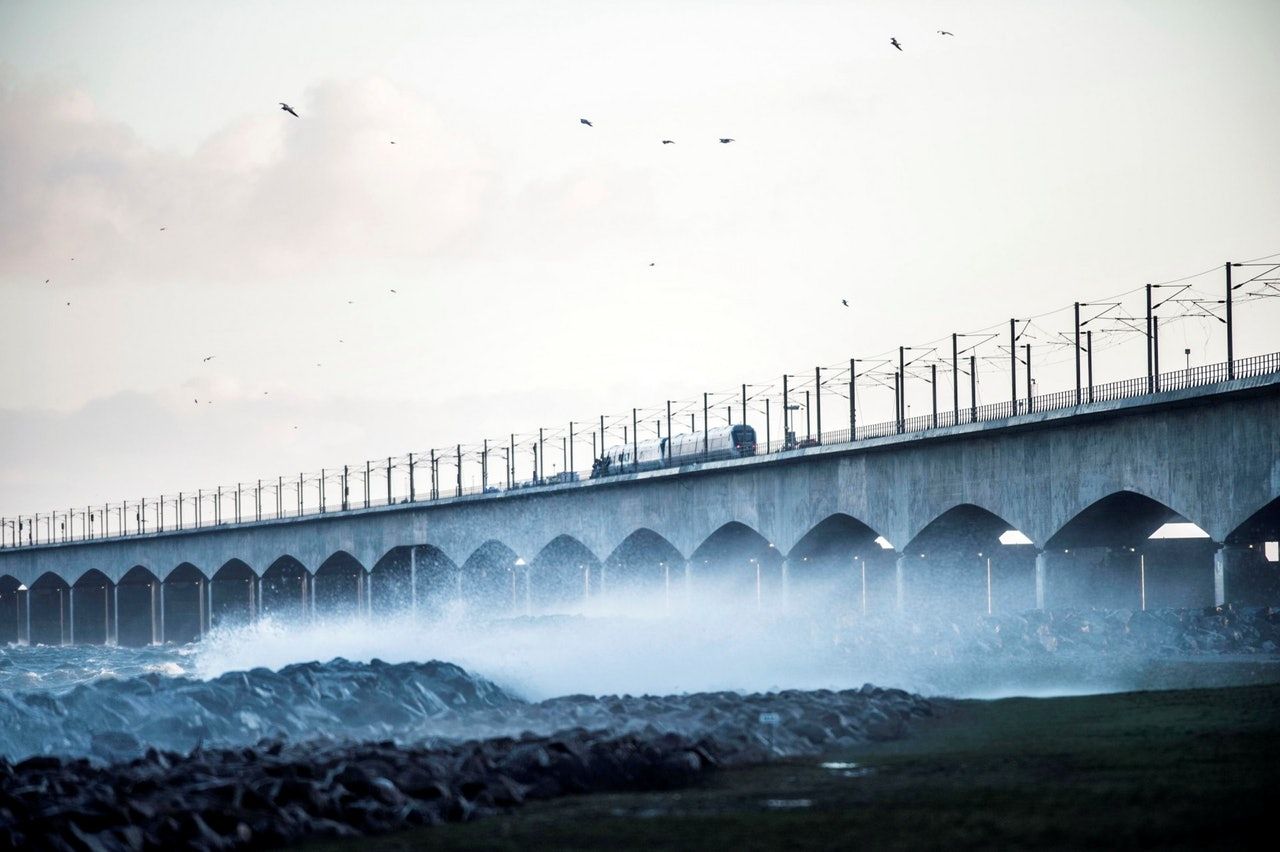 丹麥跨海大橋兩列車相撞 至少6死