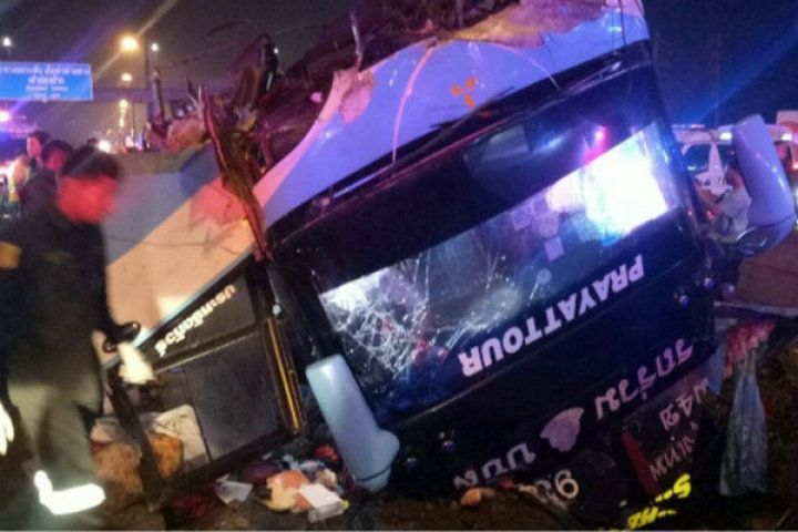 泰國一雙層巴士翻車 6死50傷