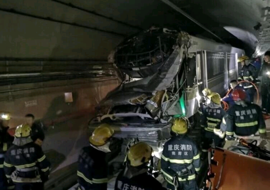 重慶輕軌列車撞防護門 1死3傷
