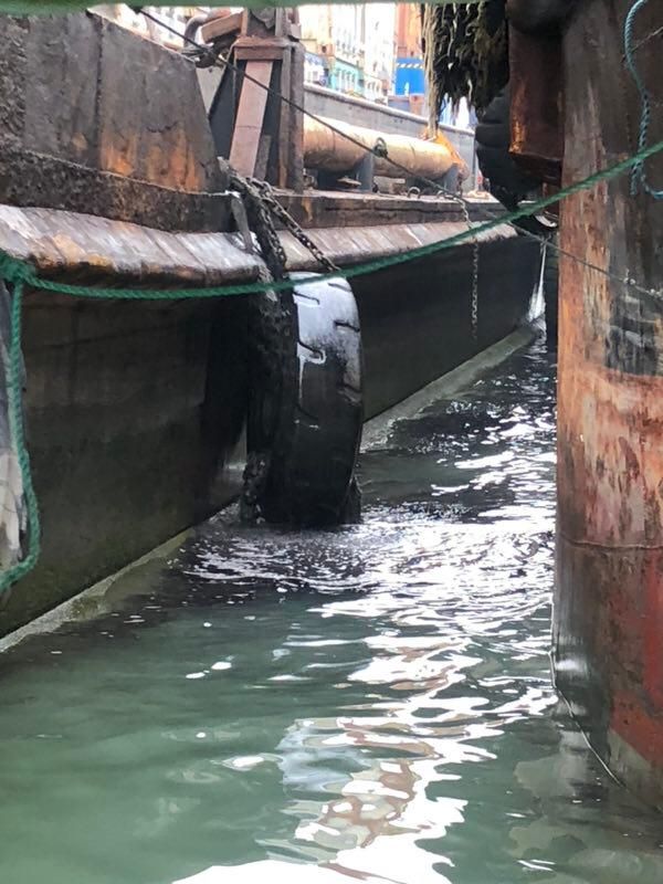 躉船內港海面排油污遭海事局檢控