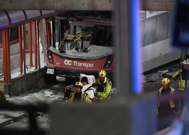 加國雙層巴士撞車站篷頂 3死25傷
