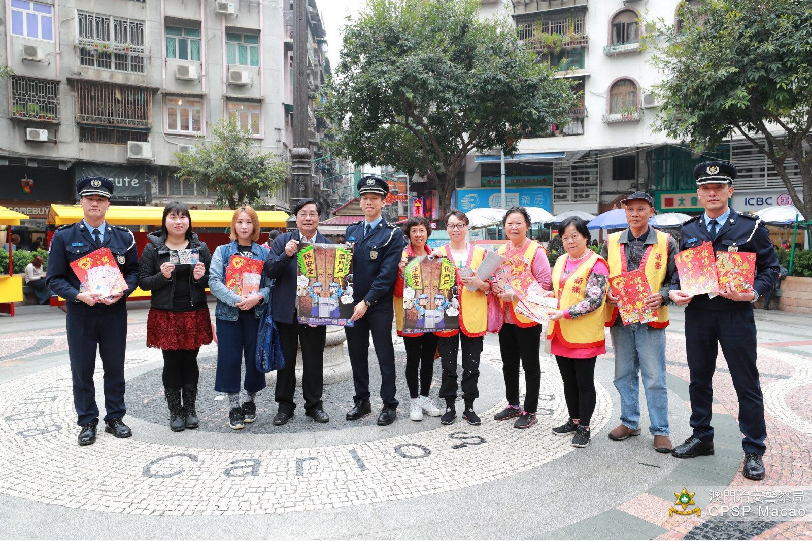 治安警走進社區宣傳防盜信息