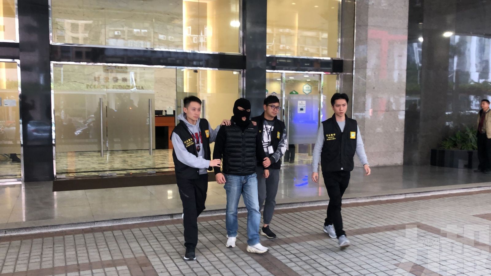 一港男被捕一嫌犯在逃