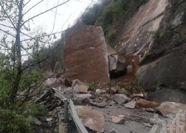 重慶省道岩石崩塌致2死