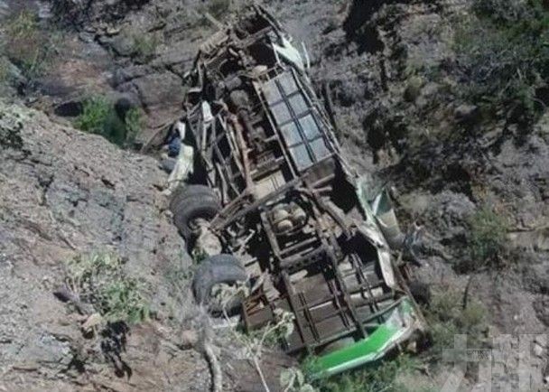 巴士跌落100米深谷釀39死傷