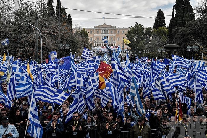 希臘十萬人反對鄰國改名