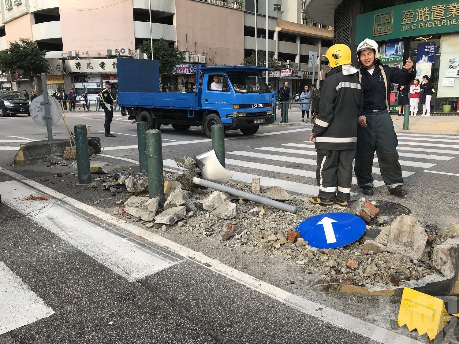 筷子基私家車失控撞安全島翻側