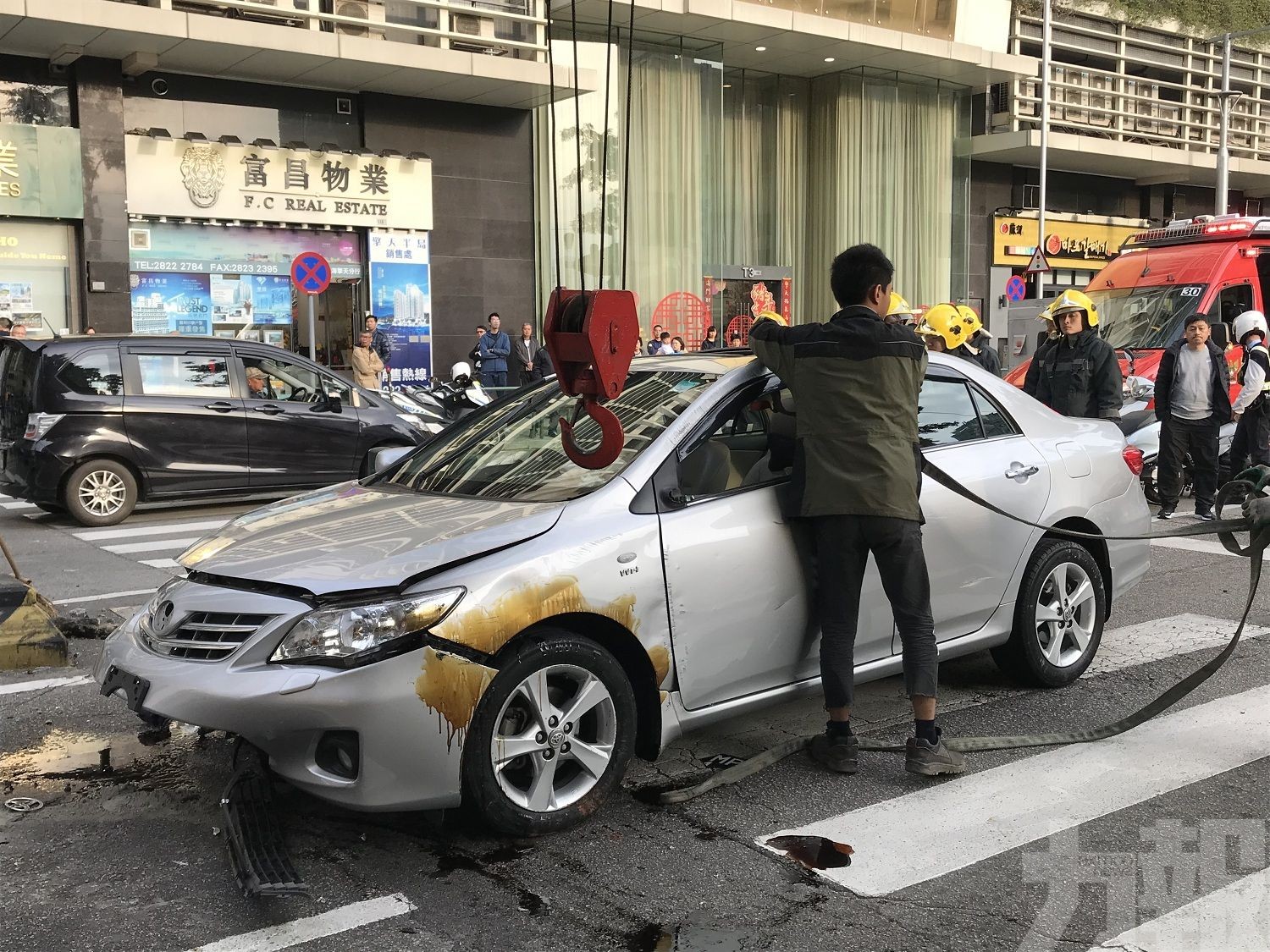 筷子基私家車失控撞安全島翻側