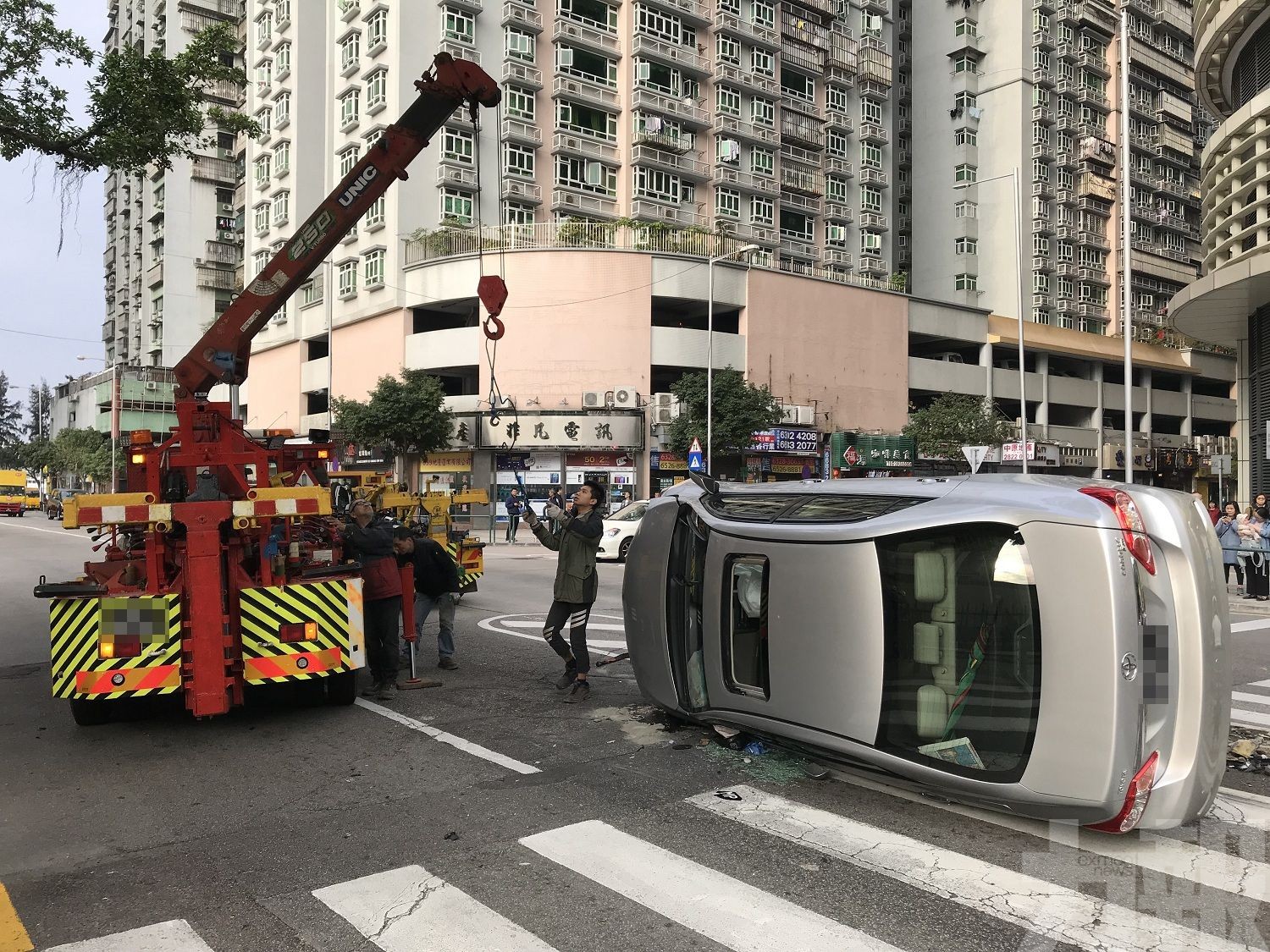 筷子基私家車失控撞安全島翻側