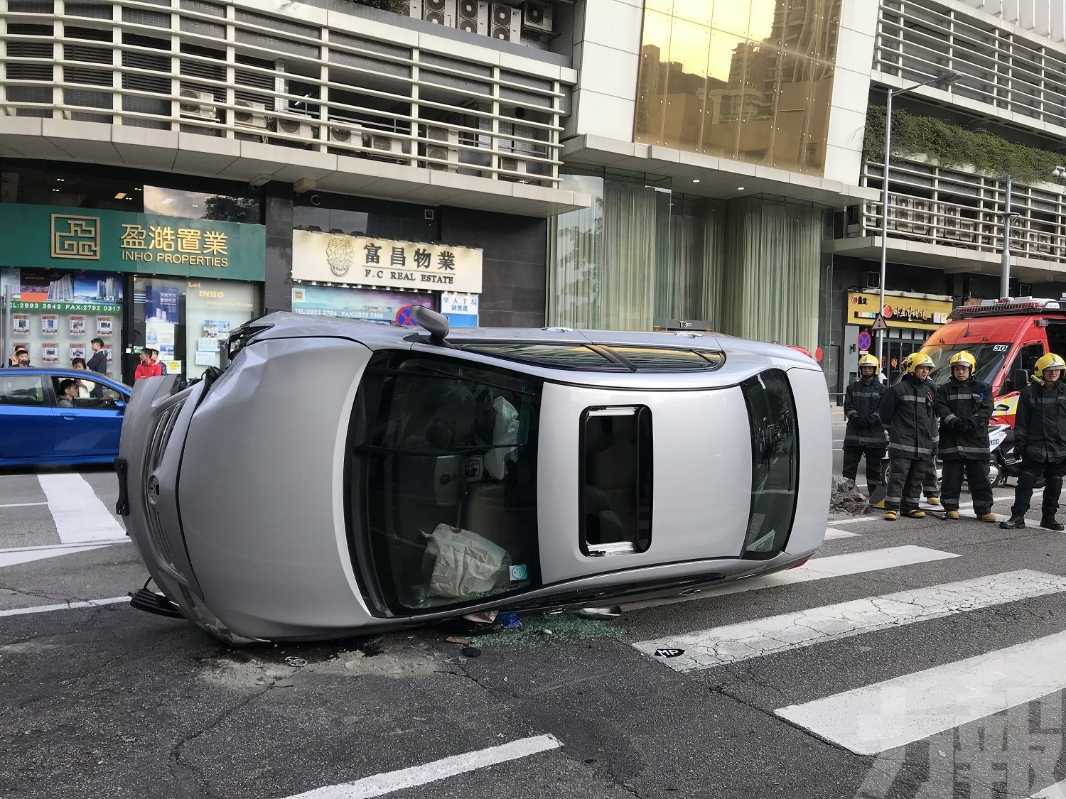 筷子基私家車失控撞安全島翻側