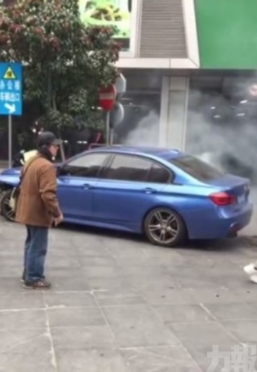 上海私家車失控剷上行人路 1死9傷