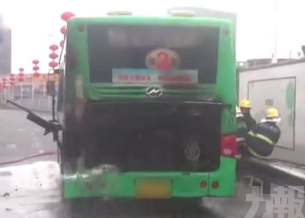 深圳跨市巴士行駛途中突起火