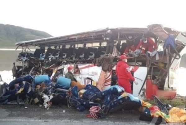 ​【濃霧釀意外】巴士貨車相撞至少24死
