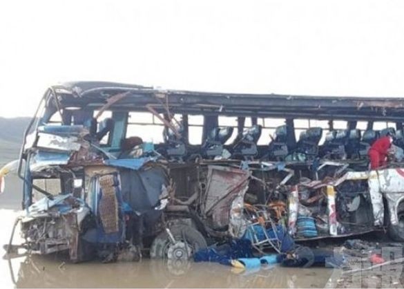 ​【濃霧釀意外】巴士貨車相撞至少24死