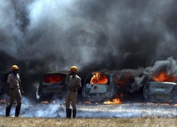 ​印度露天停車場大火逾300汽車被燒燬