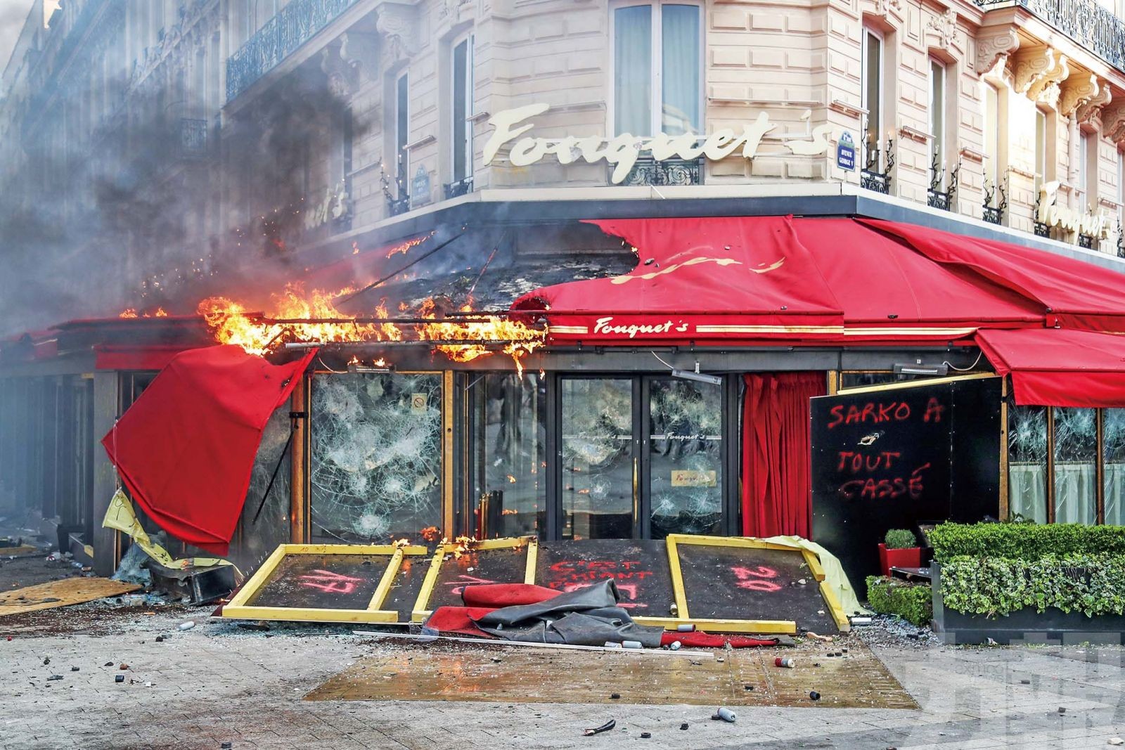 巴黎名店遭打砸焚燬 警拘近240人