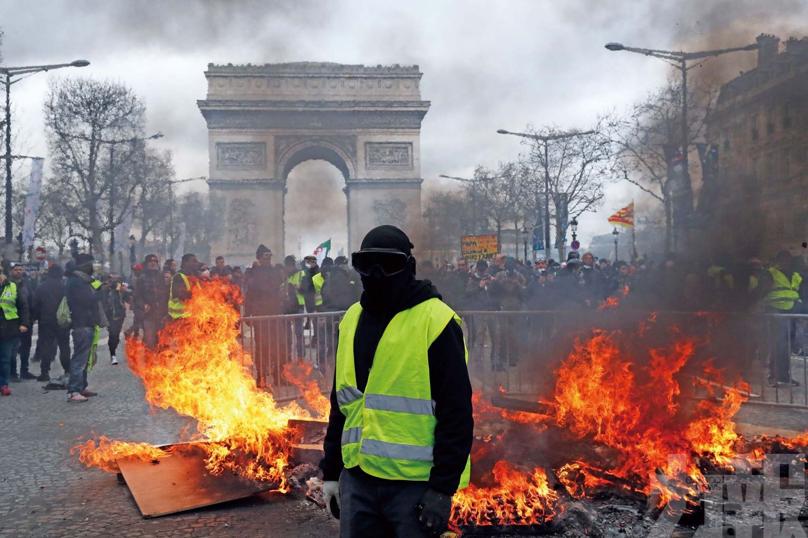 巴黎名店遭打砸焚燬 警拘近240人