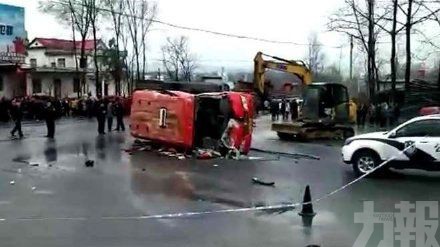 河南巴士與貨車相撞 4死15傷