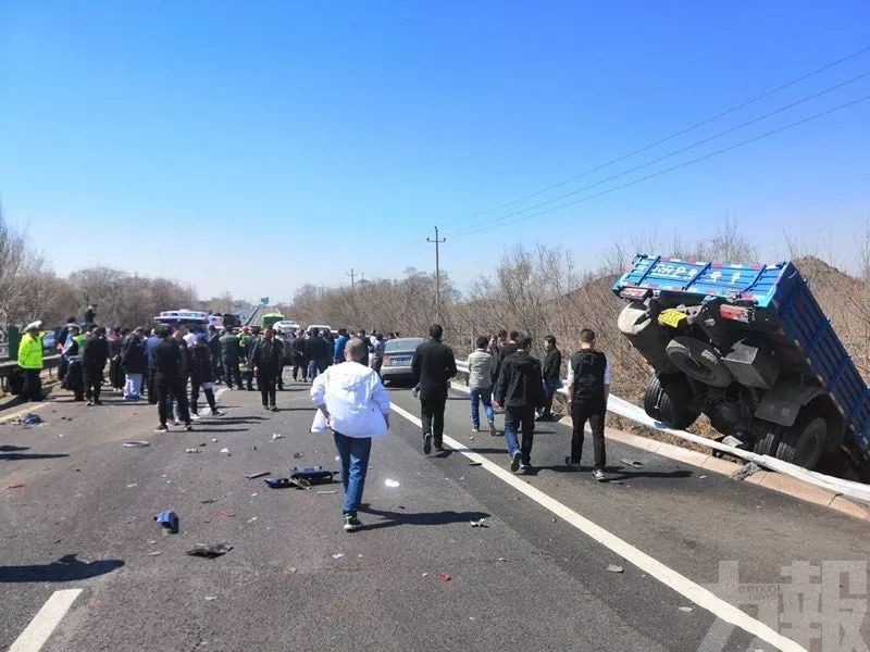 北京京藏高速16車連環相撞 傷亡未明