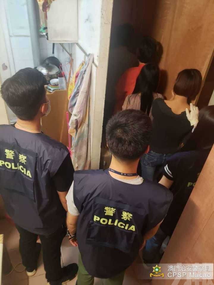 警破淫竇拘九男女帶走一嫖客