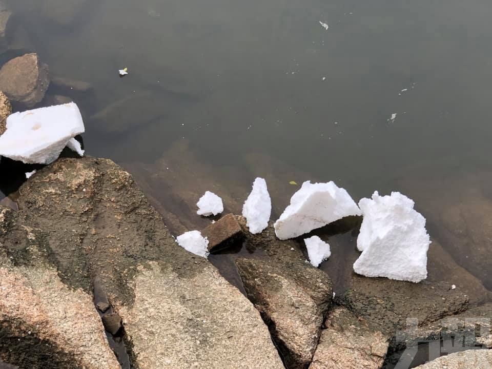 「烏龍」保安切割浮台 發泡膠飄散西灣湖