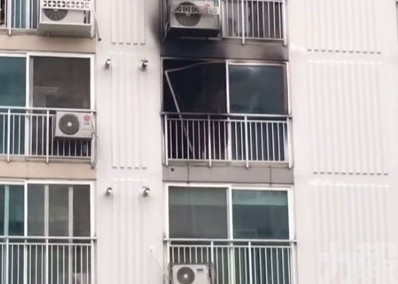 韓男寓所縱火後追斬鄰居釀18死傷