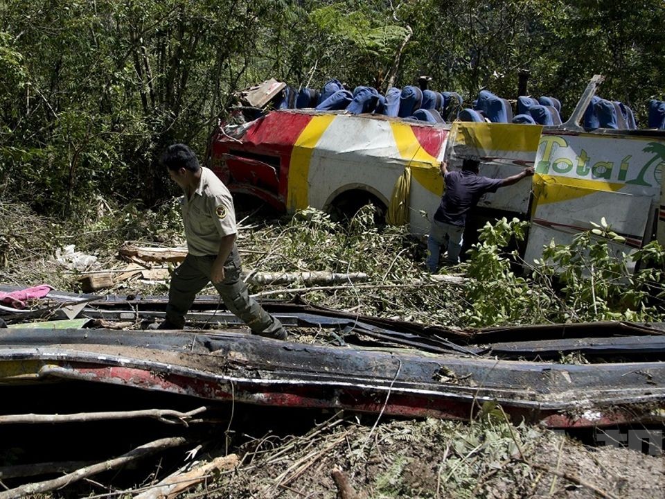 玻利維亞巴士跌落山谷釀近50死傷