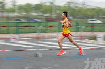 中國跑手邊走邊痾衝終點