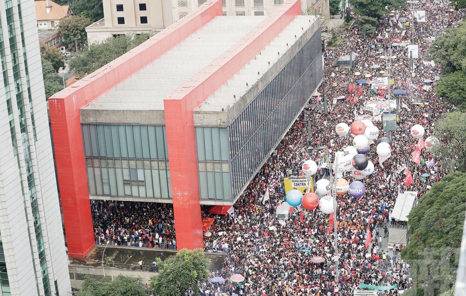 巴西學生發動全國示威