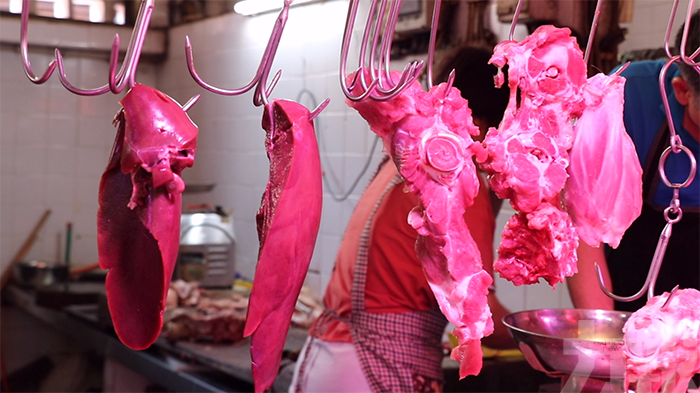 肉販蝕入肉 市民捱貴豬