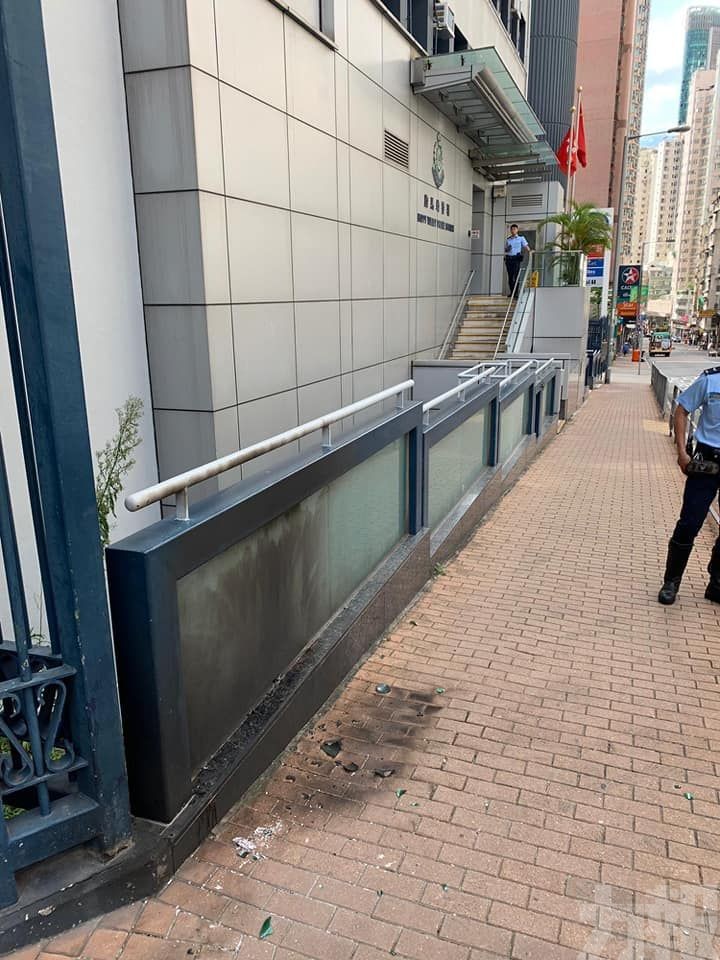 香港跑馬地警署遭擲汽油彈