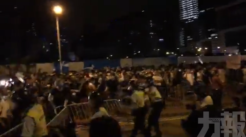 港示威者衝擊立法會 警放催淚彈