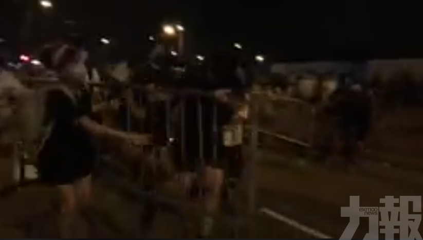 港示威者衝擊立法會 警放催淚彈