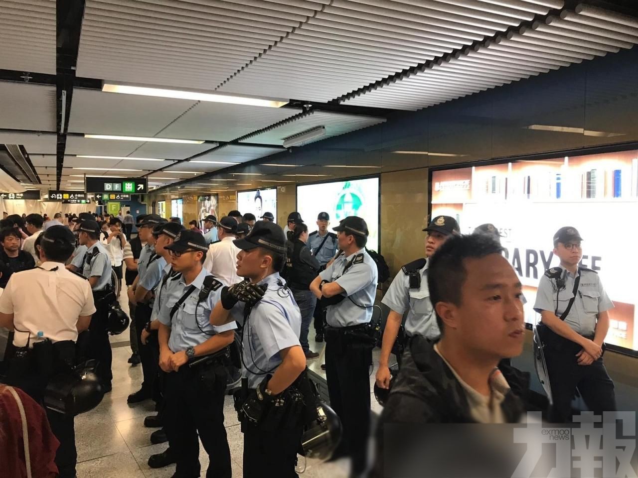 大批警員金鐘站截查市民