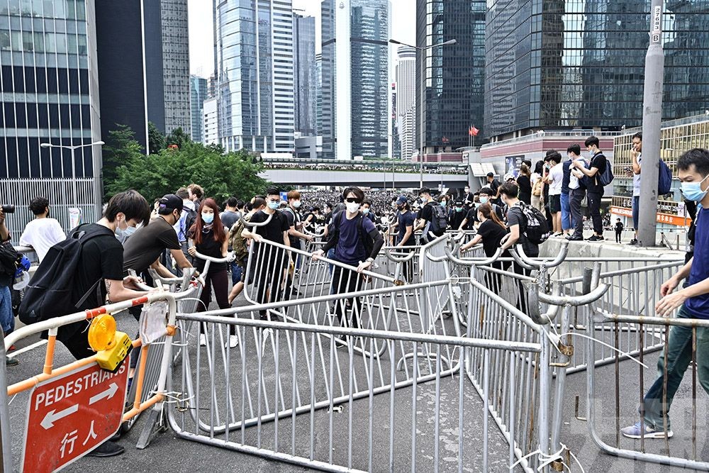 港立法會押後逃犯條例二讀