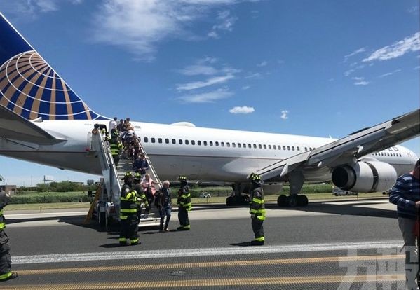 ​美客機降落紐約爆胎衝出跑道
