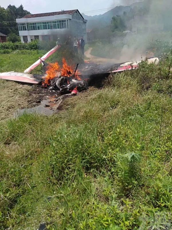 湖南寧鄉小型飛機迫降水田後著火