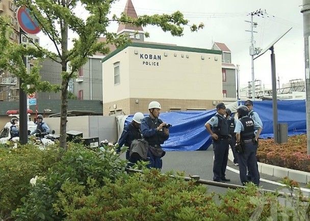 大阪1警員左胸中刀 滿膛配槍被搶　