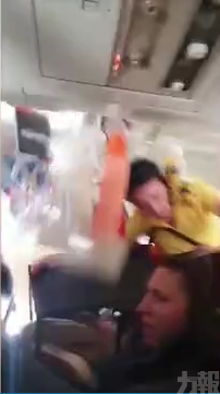 空姐被拋上機艙頂 飲品如雨下