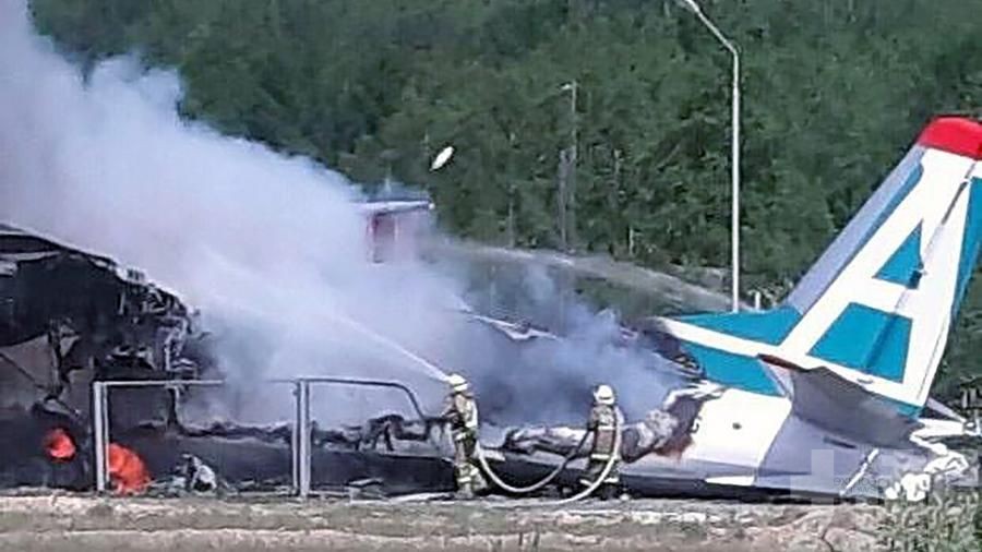 俄客機急降失控衝出跑道起火 2死7傷