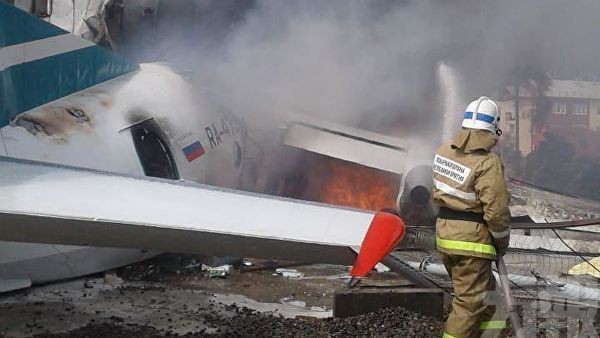 俄客機急降失控衝出跑道起火 2死7傷