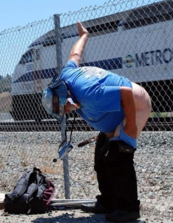 美加州男女老少對火車齊脫褲