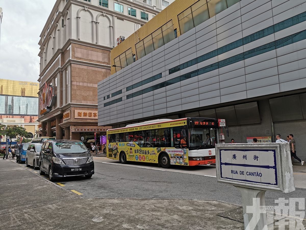 男店長涉串同外人監守自盜