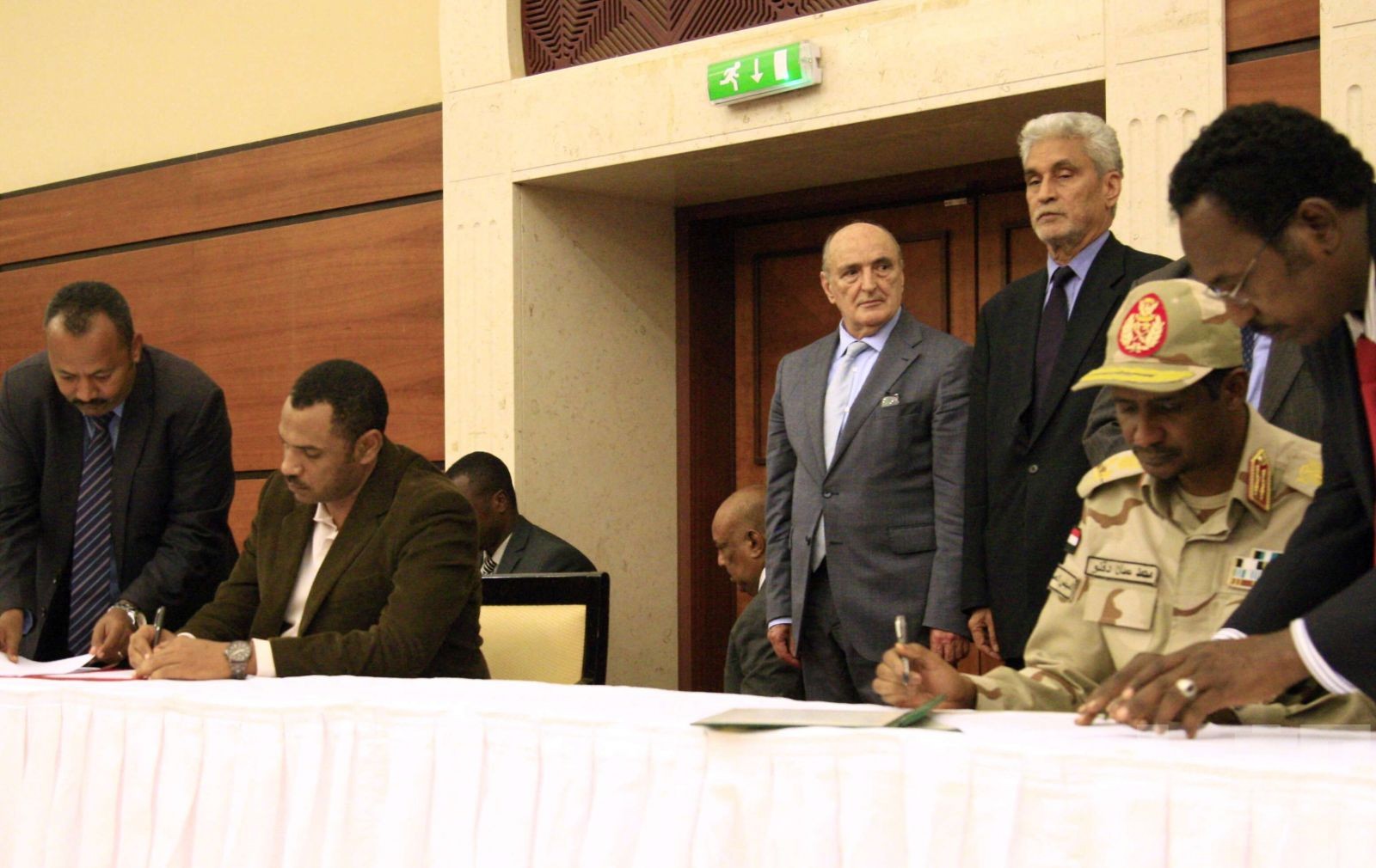 軍方與反對派簽訂協議共享權力