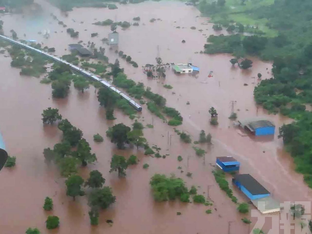 印度載逾700人火車被洪水圍困17小時