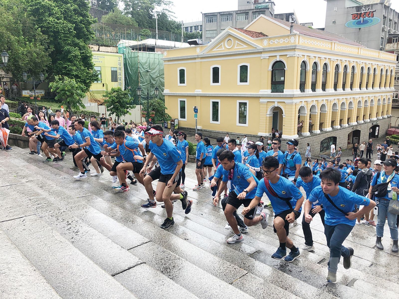 逾300人冒雨參加