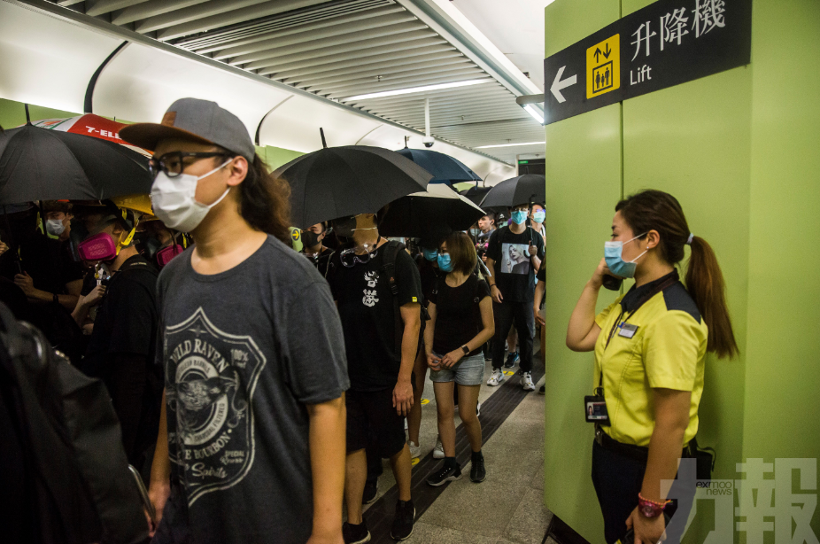 香港機場逾百班航班取消