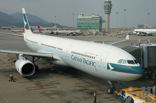 香港機場逾百班航班取消