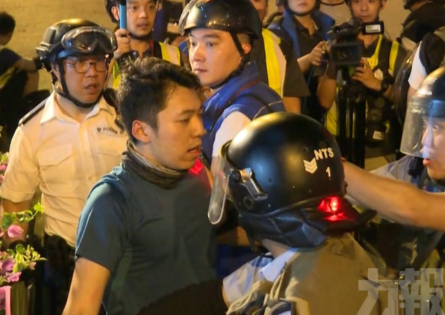 警方施放催淚彈驅散並拘捕多人